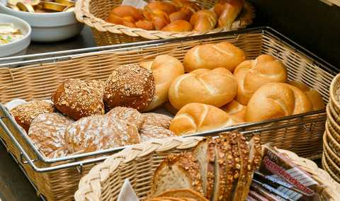Eine große Auswahl an frischem Brot aus der Region